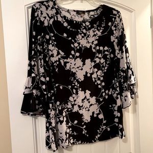 **FINAL SALE** Detailed floral blouse